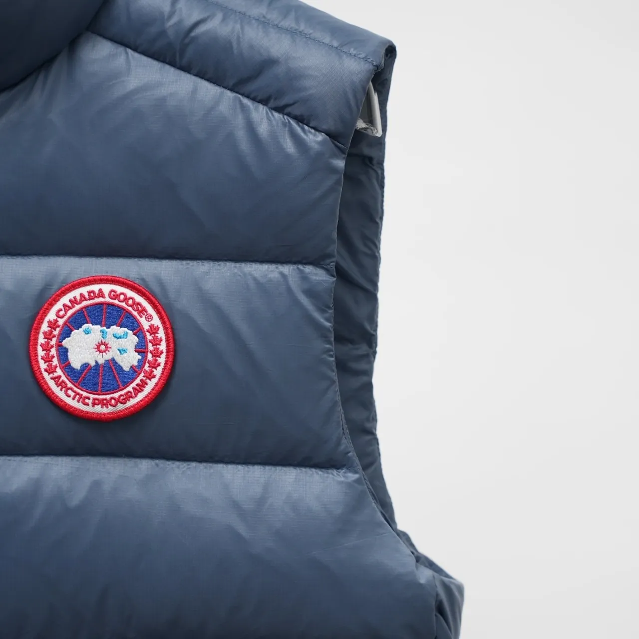 P480 top version Canadian brand vest new model Canada Goose has always been recognized as the warmest down jacket. Various Instagram celebrities, Internet celebrities, and celebrities often wear it for street photos. I make Canada Goose every year, but I still can’t get rid of my love for it. No matter how cold the days are, there is no need to be afraid, because there is! Filled with 90% white duck down, it is the legendary warmest down jacket and is known as a must-have for Arctic outdoor sports! The most popular down jacket in the world, celebrities are rushing to buy it, it is a must-have! Same style for men and women Size: xs ~ xxl